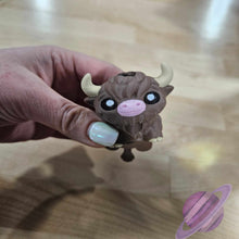 Load image into Gallery viewer, HIGHLAND COW STRAW BUDDY
